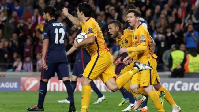 Suárez corre con el balón tras empatar el partido