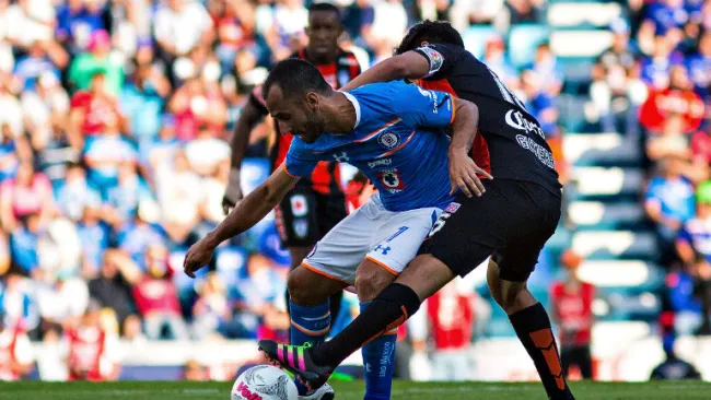 Víctor Vázquez aguanta la marca contra Pachuca