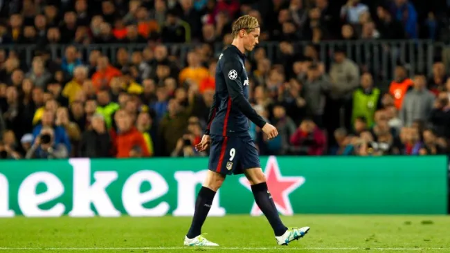 Fernando Torres, lamentando su expulsión en Camp Nou