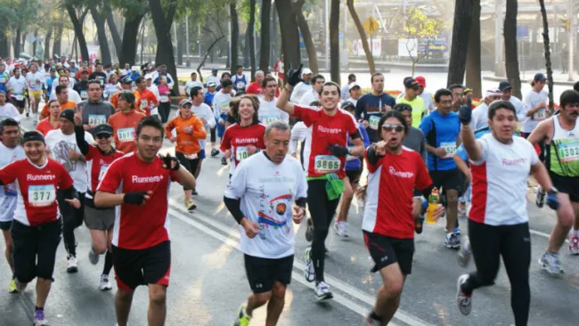 Hombres y mujeres muestran motivación durante carrera