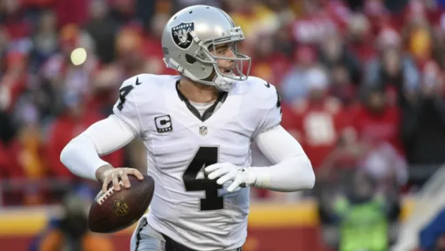 Derek Carr se prepara para lanzar un pase