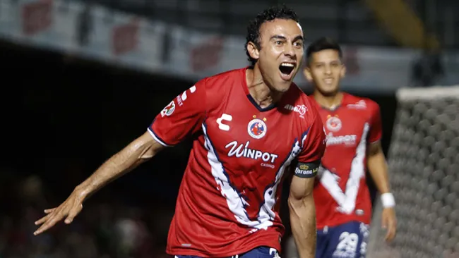 Leobardo López festeja tras anotar uno de sus goles contra San Luis