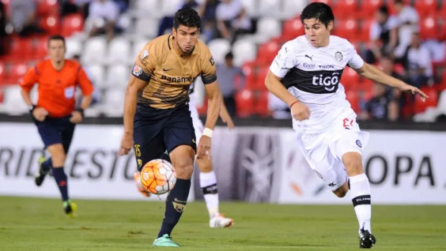 Lalo Herrera busca el balón en el duelo contra Olimpia