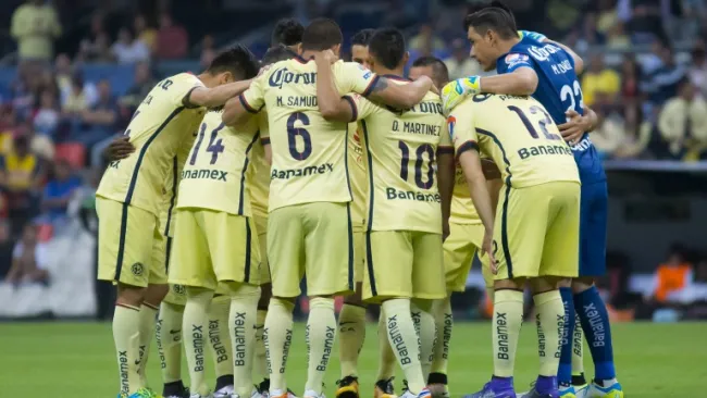 Futbolistas del América conversan antes del juego contra Santos