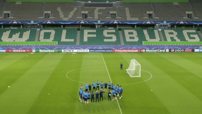 Jugadores merengues en el campo del Wolfsburgo