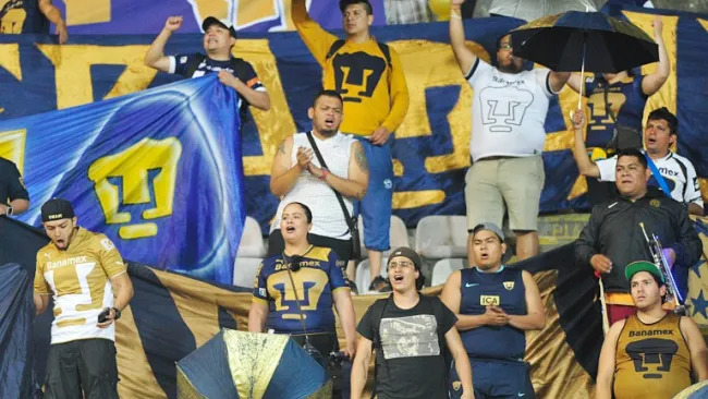 Afición de Pumas alienta a su equipo