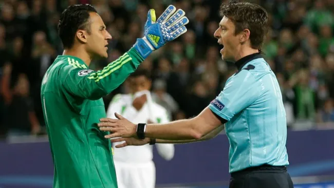 Keylor Navas reclamando al silbante el penalti contra el Madrid