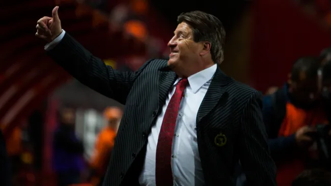 El Piojo saluda a la afición durante partido con Tijuana