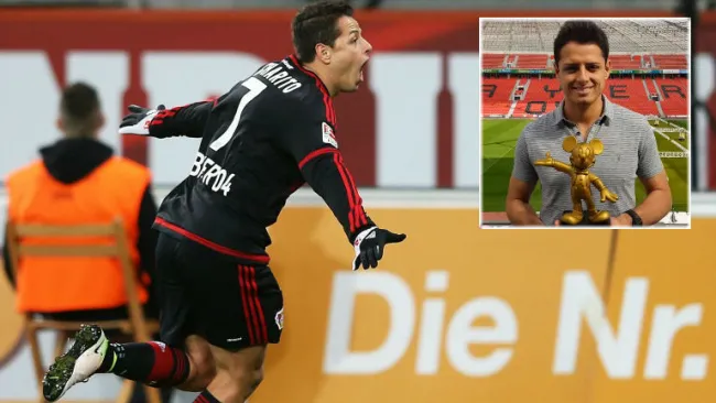 Chicharito festeja un gol con el Leverkusen