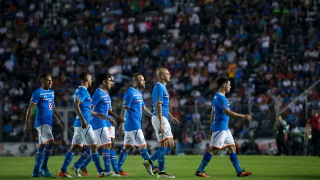 Los jugadores de Cruz Azul salen de la cancha tras ser eliminados por Necaxa