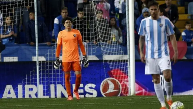 Guillermo Ochoa cubriendo el arco del Málaga
