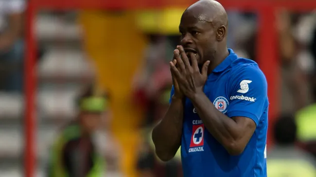 Emaná se lamenta durante un partido con Cruz Azul