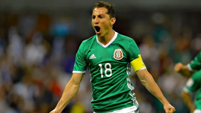 Andrés Guardado celebra un gol el Tri