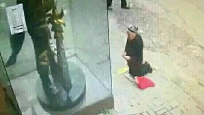 Momento en que la mujer le reza a la estatua