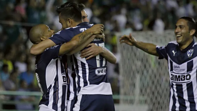 Jugadores de Rayados se felicitan tras un gol