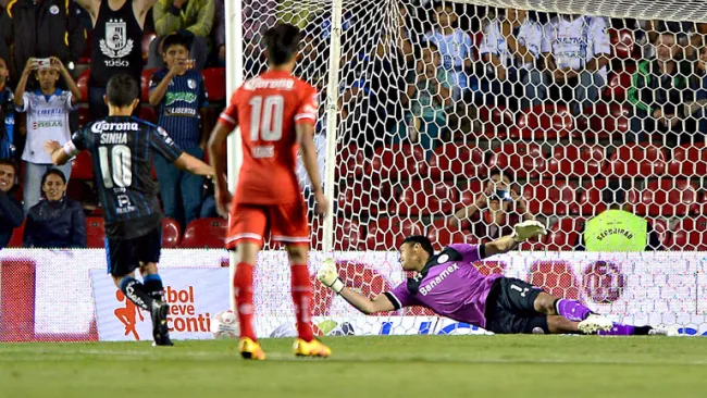 Talavera desvía el esférico en el cobro de penalti de Sinha