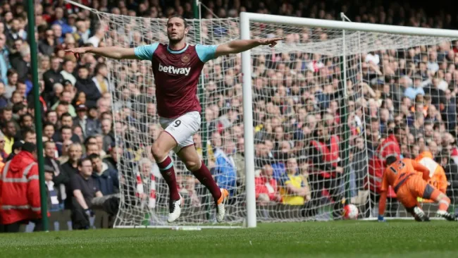 Andy Carroll celebra uno de sus tres goles al Arsenal