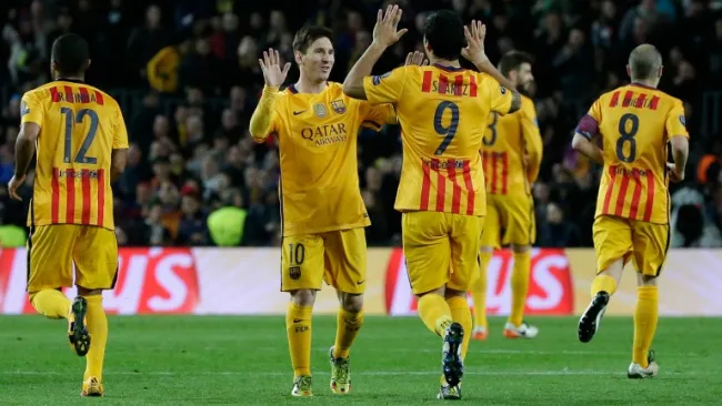 Messi felicitando a Suárez por una anotación en Camp Nou
