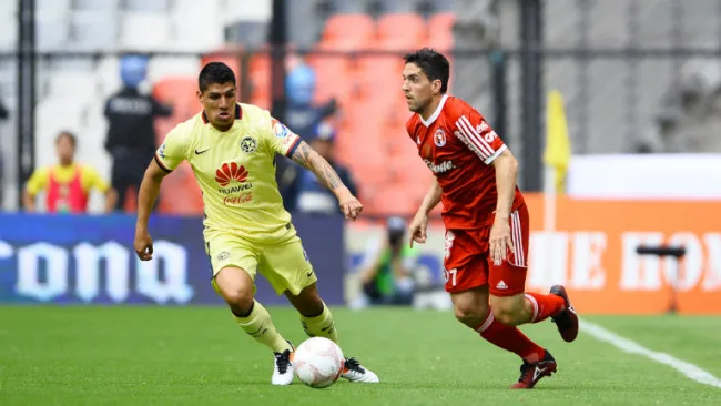 Momento del juego entre América y Xolos