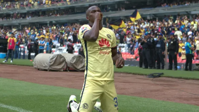 Darwin festeja uno de sus goles