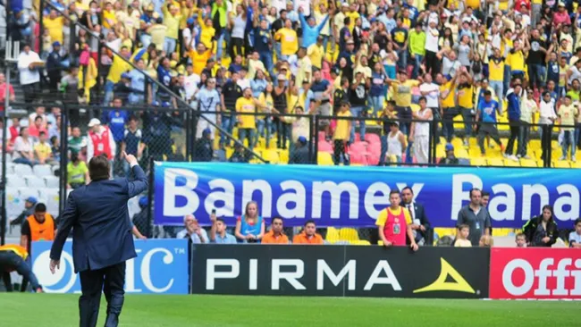 Miguel Herrera, agradeciendo la ovación a la porra americanista