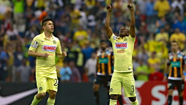 Quintero celebrando una anotación con Peralta en el Azteca