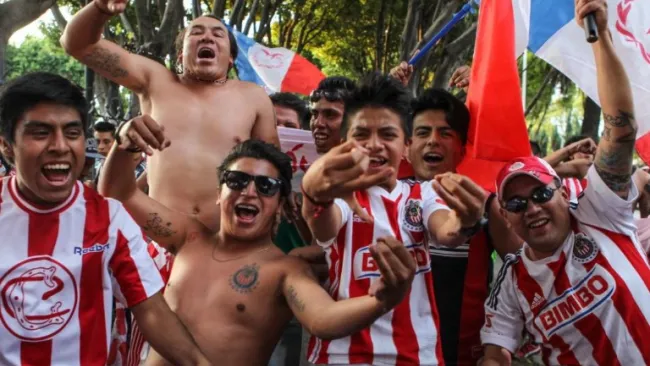 Aficionados de Chivas esperan al equipo en Puebla