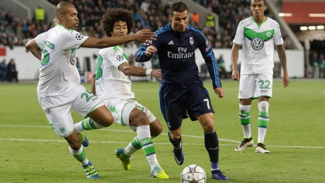 Cristiano Ronaldo es perseguido por defensas del Wolfsburgo