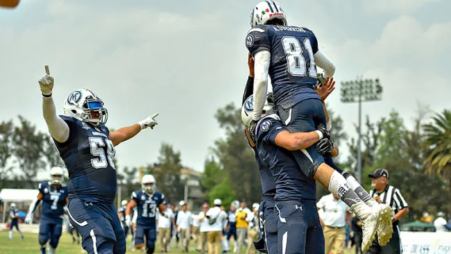 Josué Martínez celebra una anotación con Mayas 