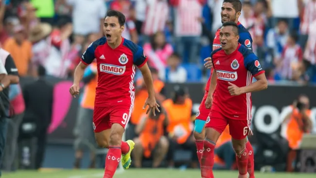 Omar Bravo festejando su anotación en el Cuauhtémoc