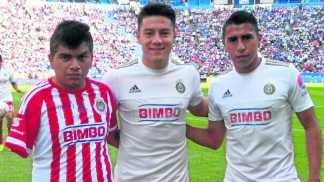 El joven se toma una foto con Michael Pérez y José Ramírez