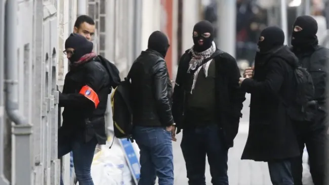 Hombres encapuchados, tras los atentados en Bruselas