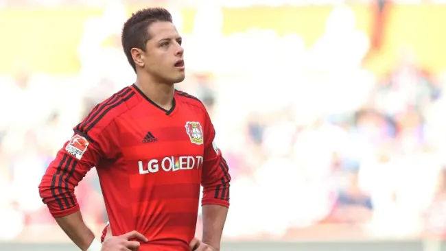 Chicharito durante un partido del Bayer Leverkusen