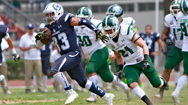 Defensiva de Raptors intenta detener a un corredor de Mayas