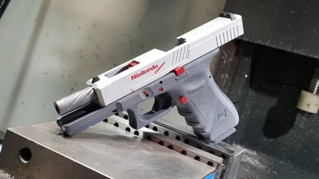 Una Glock modificada para hacerla parecer Zapper de Nintendo
