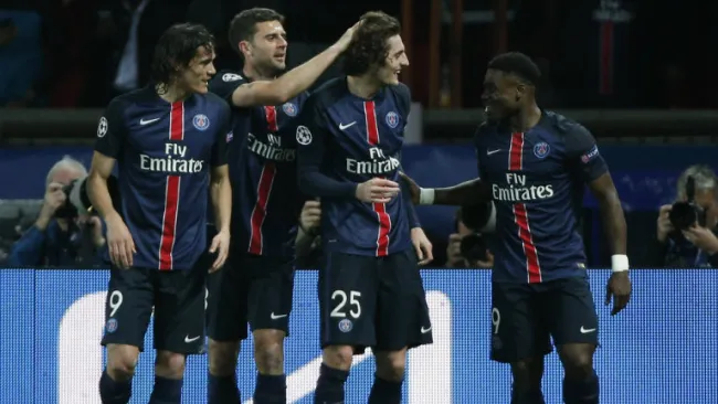 Jugadores del PSG festejan una anotación en Champions