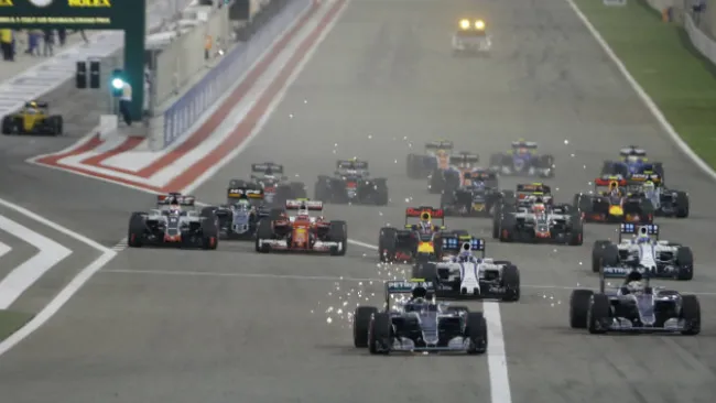 Monoplazas durante la primera recta del GP de Bahrein