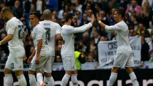 Jugadores del Real Madrid festejan un gol