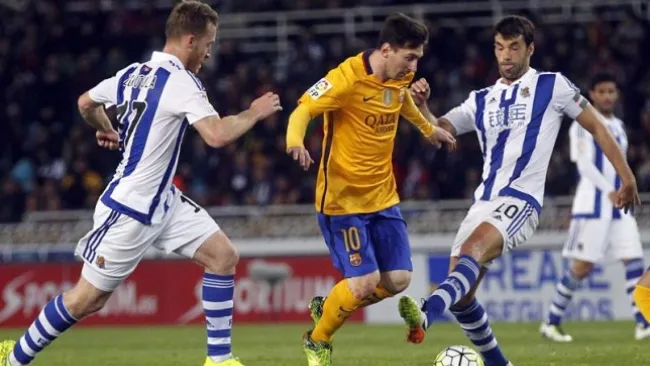 Messi intenta evadir defensores donostiarras