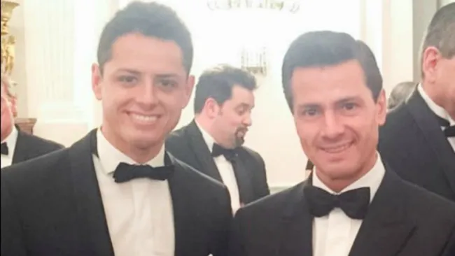 Chicharito y EPN, en el Palacio de Bellevue