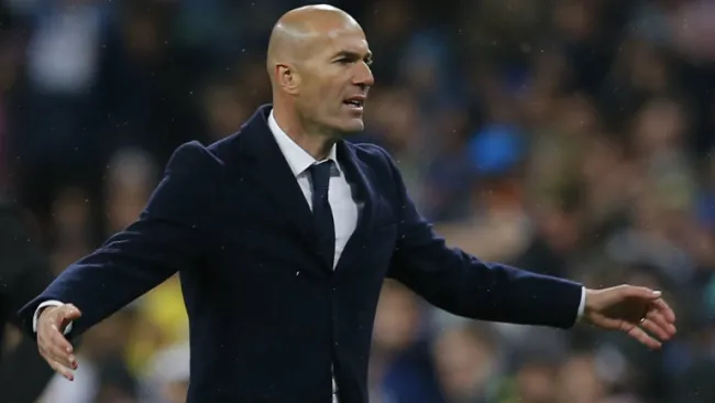 Zidane reclama una jugada en juego del Real Madrid 
