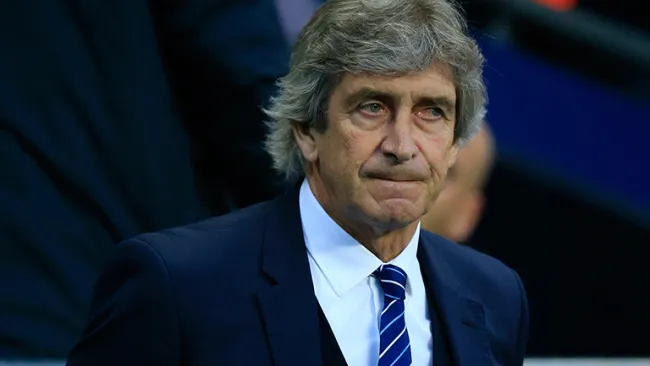Manuel Pellegrini observa el juego contra PSG