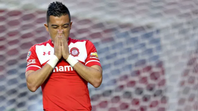 Fernando Uribe se lamenta tras polémica jugada en que no se le concede gol 