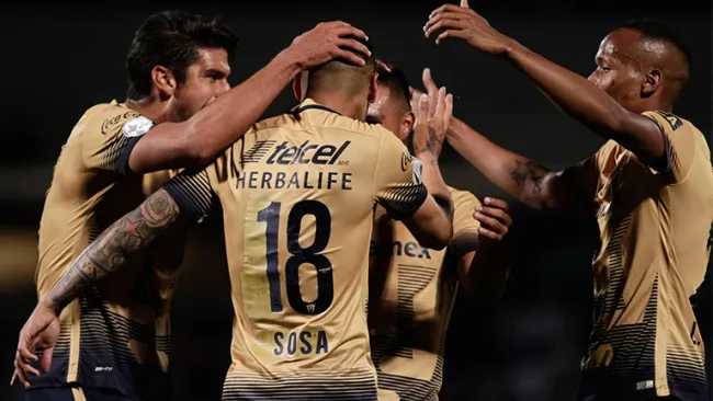 Jugadores de Pumas celebran un gol en la Copa Libertadores