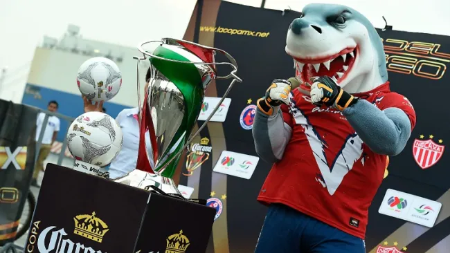 Mascota de Veracruz posa junto al trofeo de Copa MX