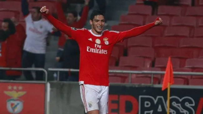 Jiménez, en festejo con el Benfica