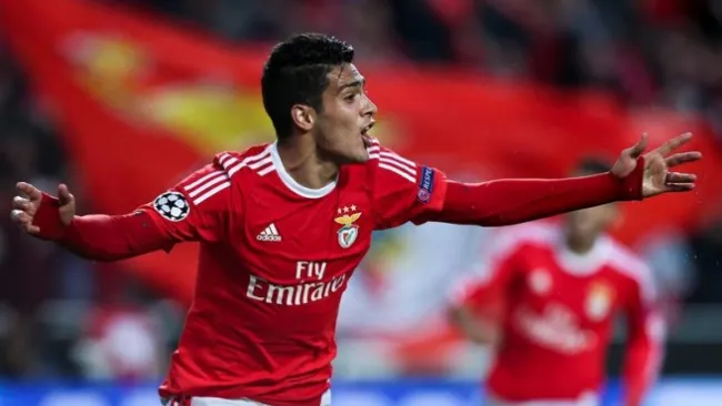 Jiménez festeja un gol con Benfica