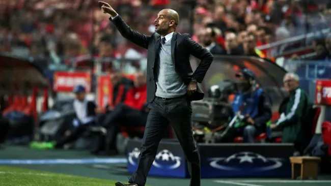 Guardiola da instrucciones en el banquillo