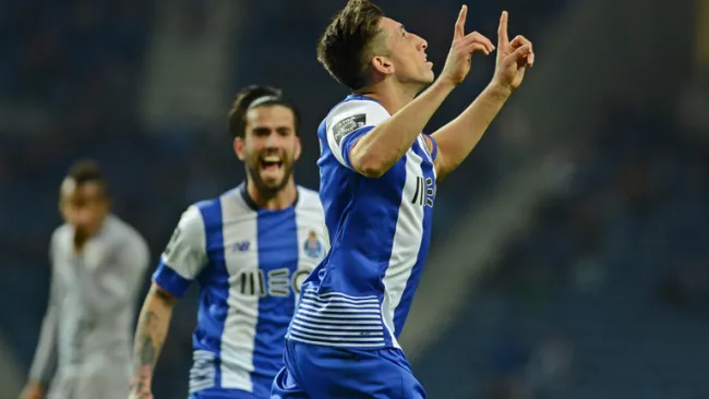 Héctor Herrera celebra un gol con el Porto
