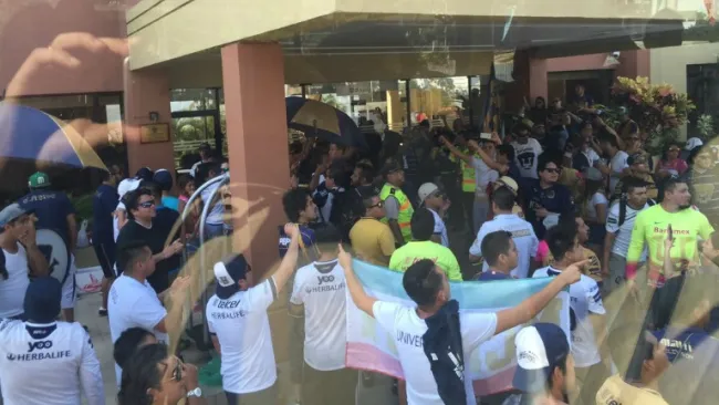 Afición de Pumas despide al equipo en el hotel